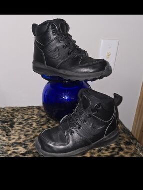 Boys Black Nike Manoa Boots
